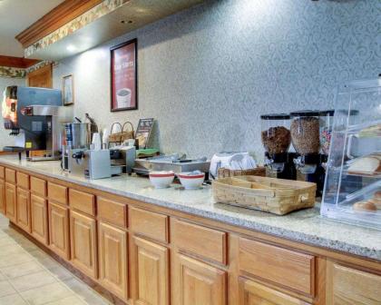 Econo Lodge Inn & Suites Flowood - image 2