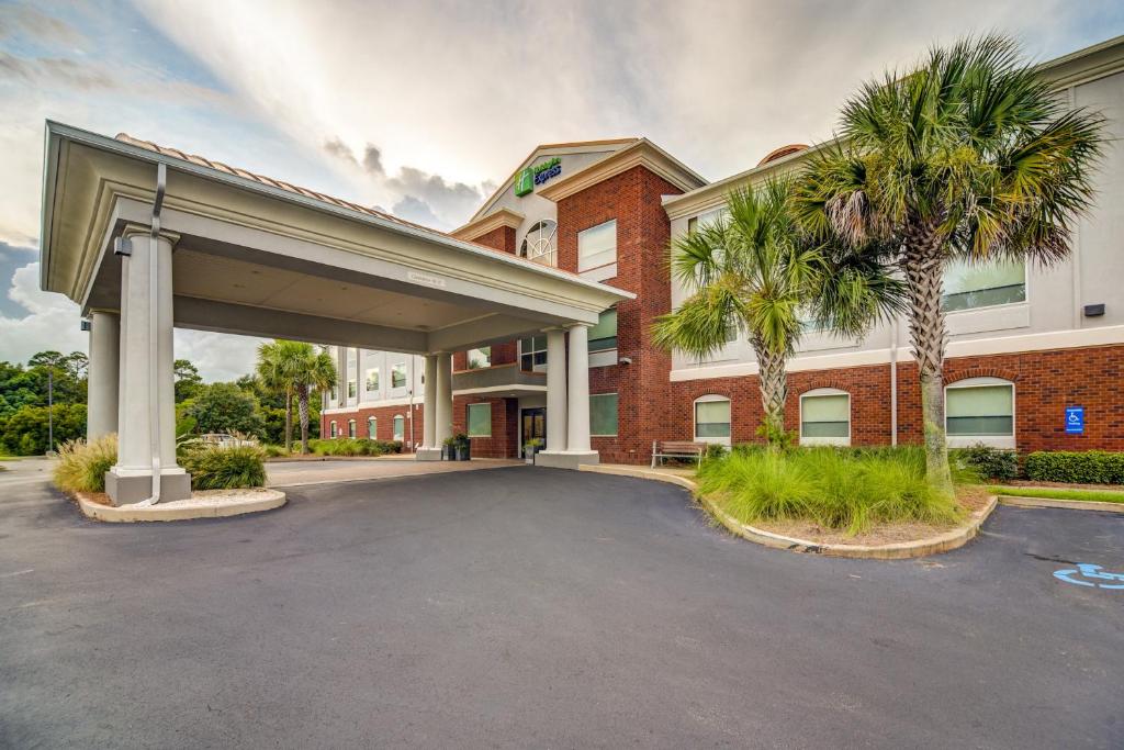 Holiday Inn Express Hotel & Suites Foley an IHG Hotel - main image