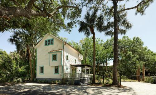 Folly Vacation 305 E Erie: Fantastic Location Recently Renovated! - image 3