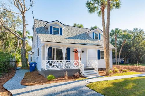 Brand NEW Folly Vacation Listing Beautiful Beach Cottage - image 2