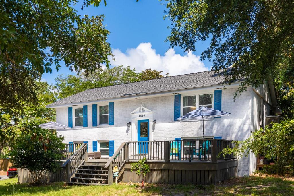 1010 E Ashley - Two Kitchens - Steps to Beach - main image