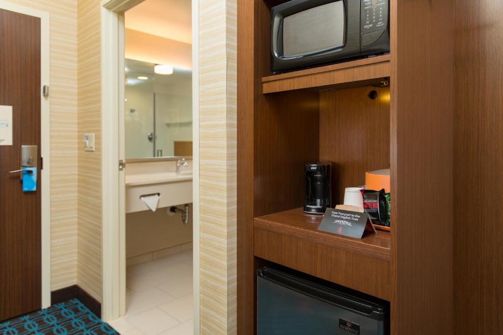 Fairfield Inn & Suites by Marriott Sacramento Folsom - image 3