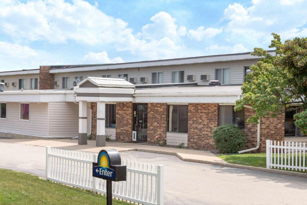 Days Inn by Wyndham Fond du Lac - main image