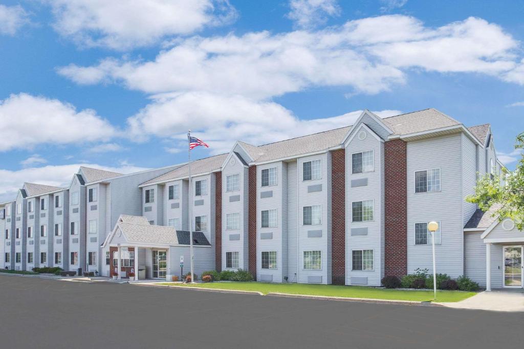 Microtel Inn & Suites by Wyndham Fond Du Lac - main image