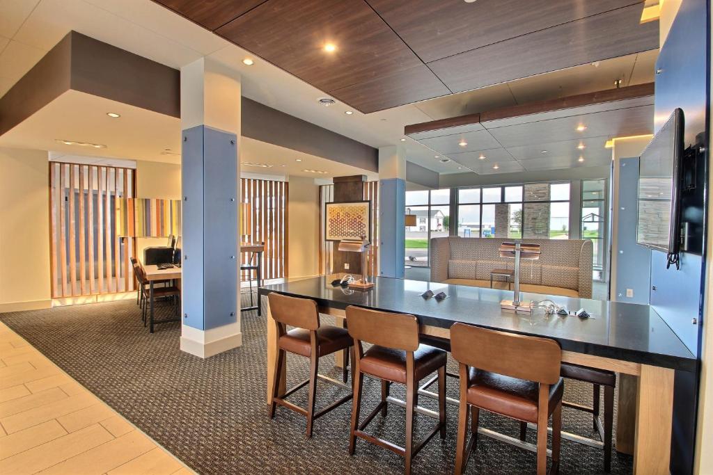 Holiday Inn Express & Suites Fond Du Lac an IHG Hotel - image 3