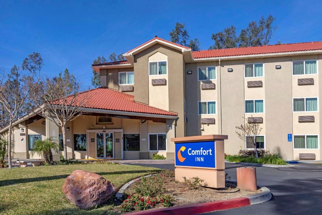 Comfort Inn Fontana - image 2