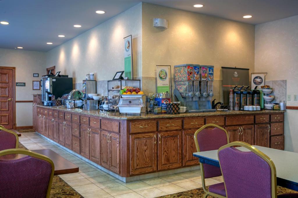 Country Inn & Suites by Radisson Forest Lake MN - image 2