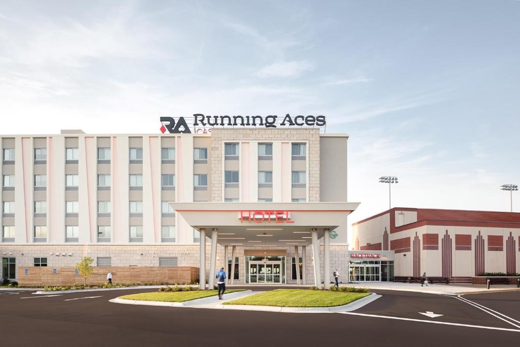 Running Aces Hotel - main image