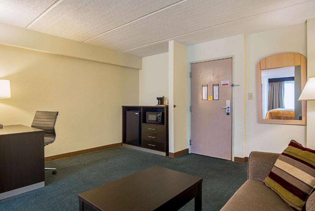 Quality Suites Atlanta Airport East - image 7