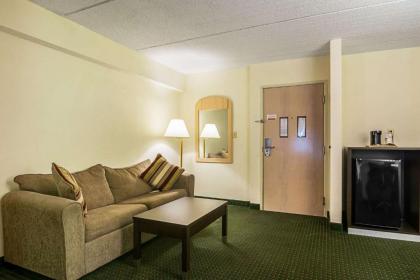 Quality Suites Atlanta Airport East - image 9