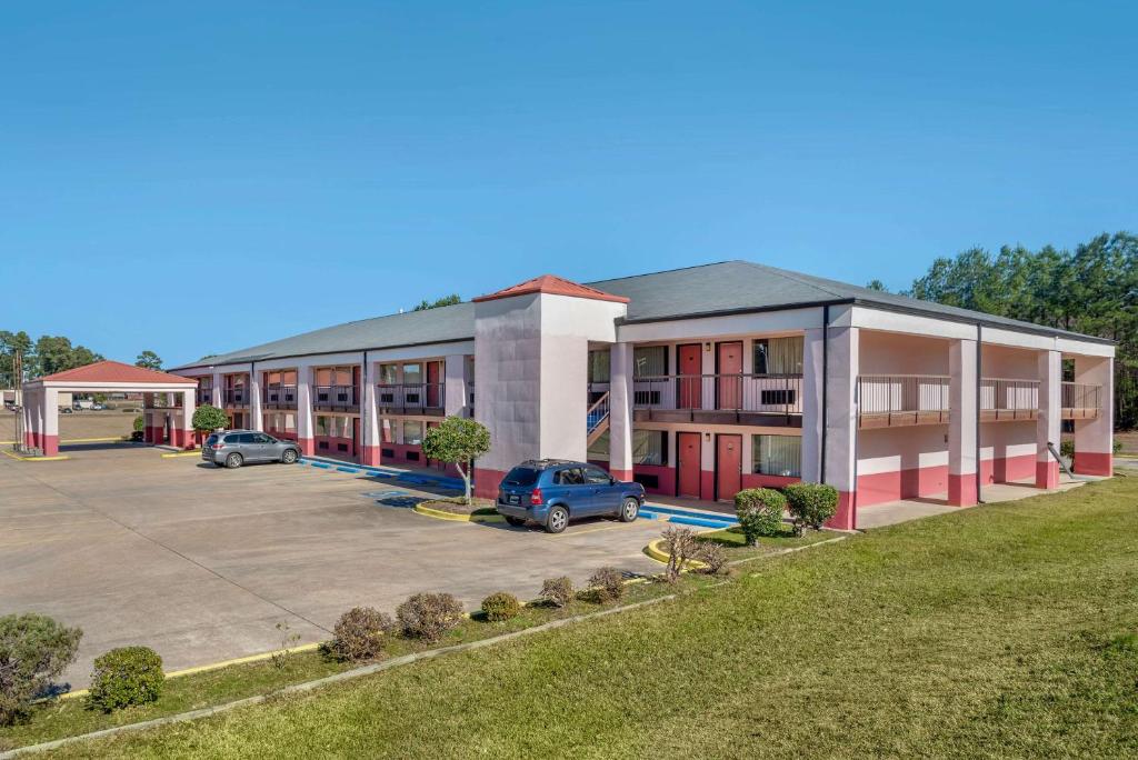 Econo Lodge Inn & Suites Forest - main image