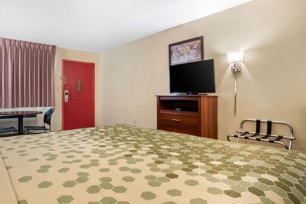 Econo Lodge Inn & Suites Forest - image 3