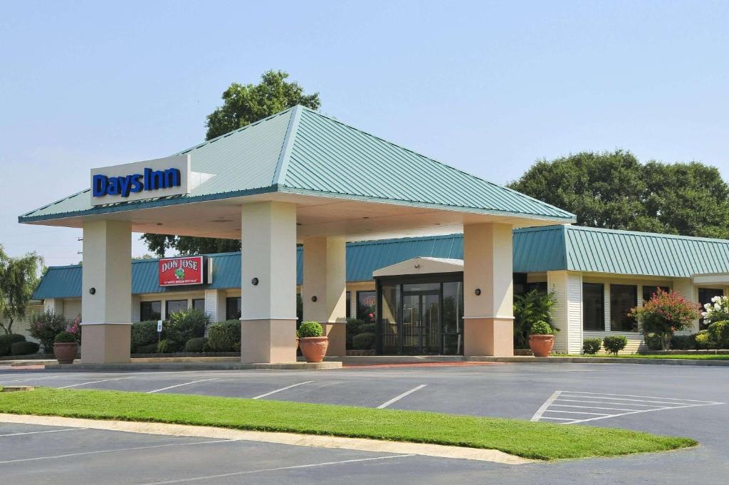 Days Inn by Wyndham Forrest City - main image