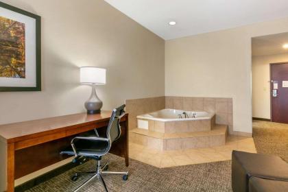 Comfort Suites Forrest City - image 14