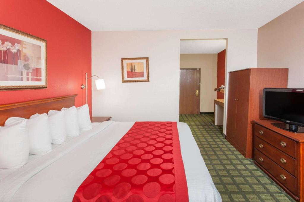 Ramada Limited Decatur - image 7