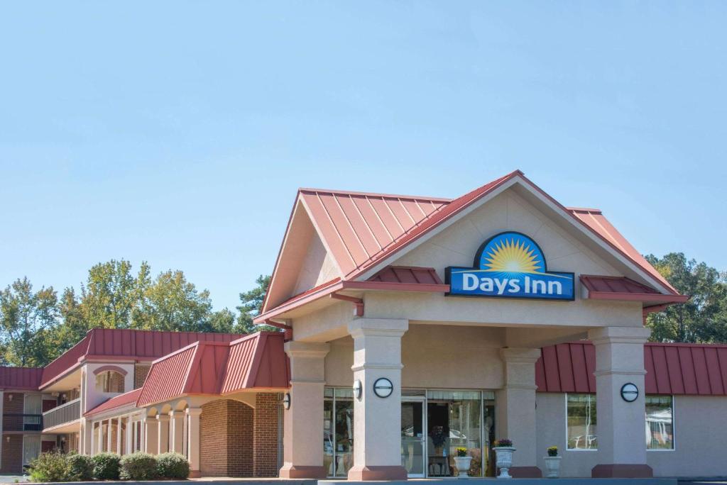 Days Inn by Wyndham Forsyth - image 3