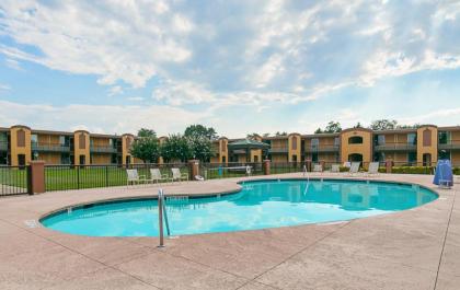 Red Roof Inn Forsyth - image 9