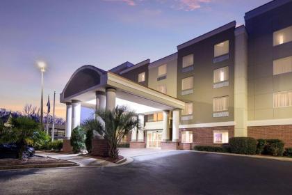 Comfort Suites Forsyth near I-75 - image 9