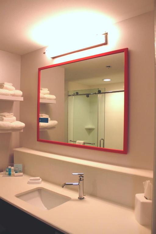 Hampton Inn Forsyth - image 3