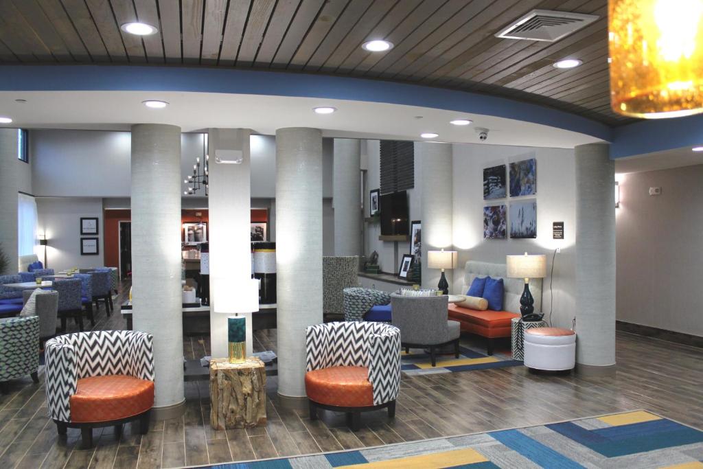 Hampton Inn Forsyth - image 7