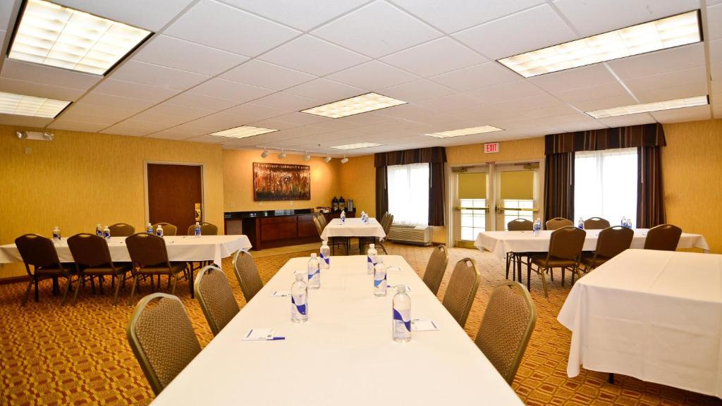 Holiday Inn Express Hotel & Suites Fort Atkinson an IHG Hotel - image 3