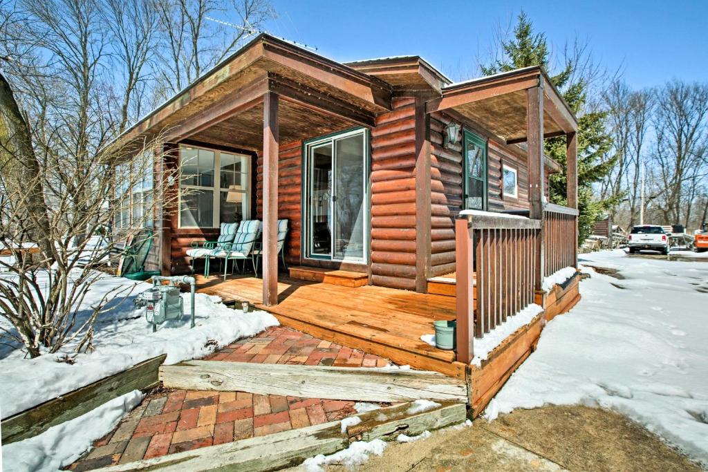 Fort Atkinson Cottage with Deck at Lake Koshkonong! - main image