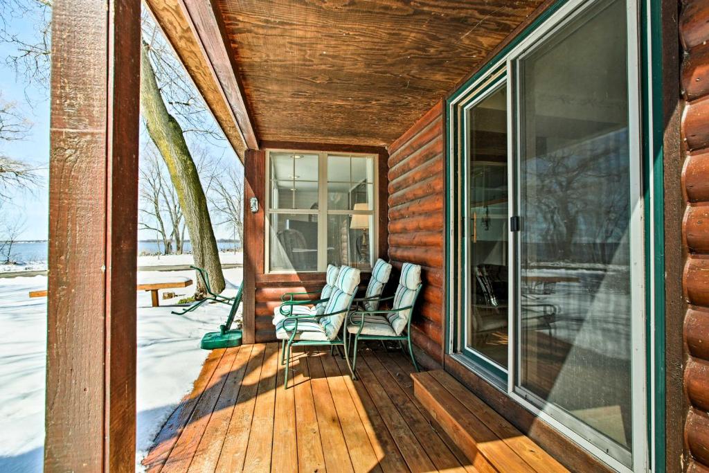 Fort Atkinson Cottage with Deck at Lake Koshkonong! - image 4