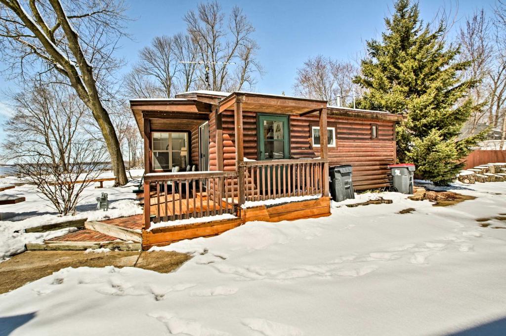 Fort Atkinson Cottage with Deck at Lake Koshkonong! - image 6