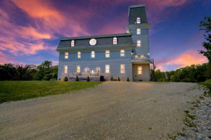 Starlight Tower Manor - 8 Bedrooms Amazing Views of Countryside