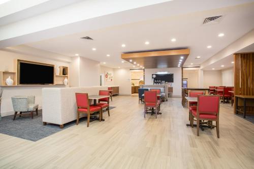 Holiday Inn Express Hotel & Suites Fort Collins an IHG Hotel - image 3