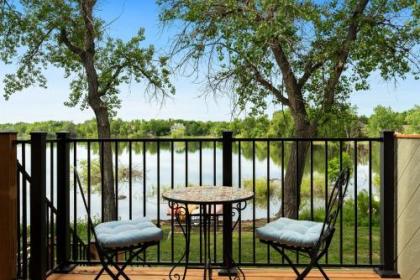 Peaceful Retro Retreat with Stunning Lake Views!! - image 2