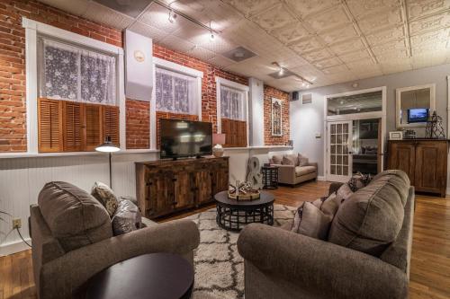 FireHouse Alley Elegant Loft-Style Retreat - main image