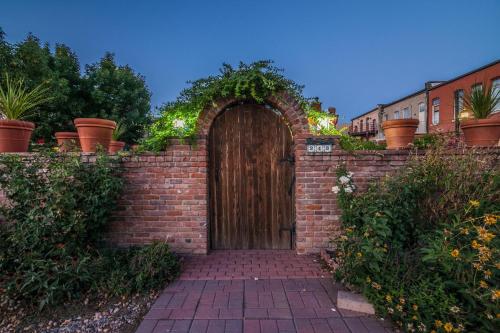 FireHouse Alley Elegant Loft-Style Retreat - image 4