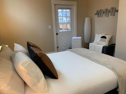 Gorgeous Guest Suite! Walk to Old Town & CSU! - image 5