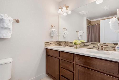 Modern Townhome Steps from the Brewery District! - image 4