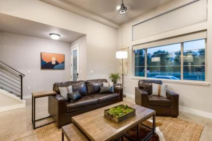 Urban Townhome near Old Town Breweries & River! - image 3