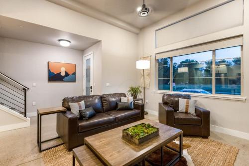 Urban Townhome near Old Town Breweries & River! - image 3