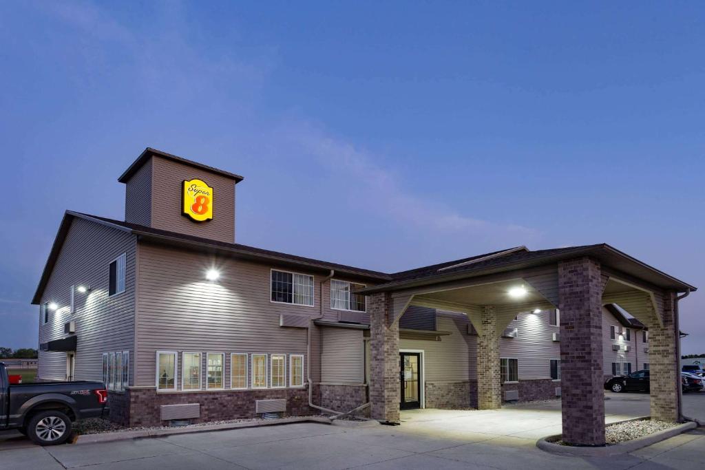 Super 8 by Wyndham Fort Dodge IA - main image