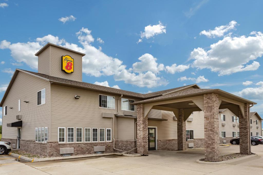 Super 8 by Wyndham Fort Dodge IA - image 7