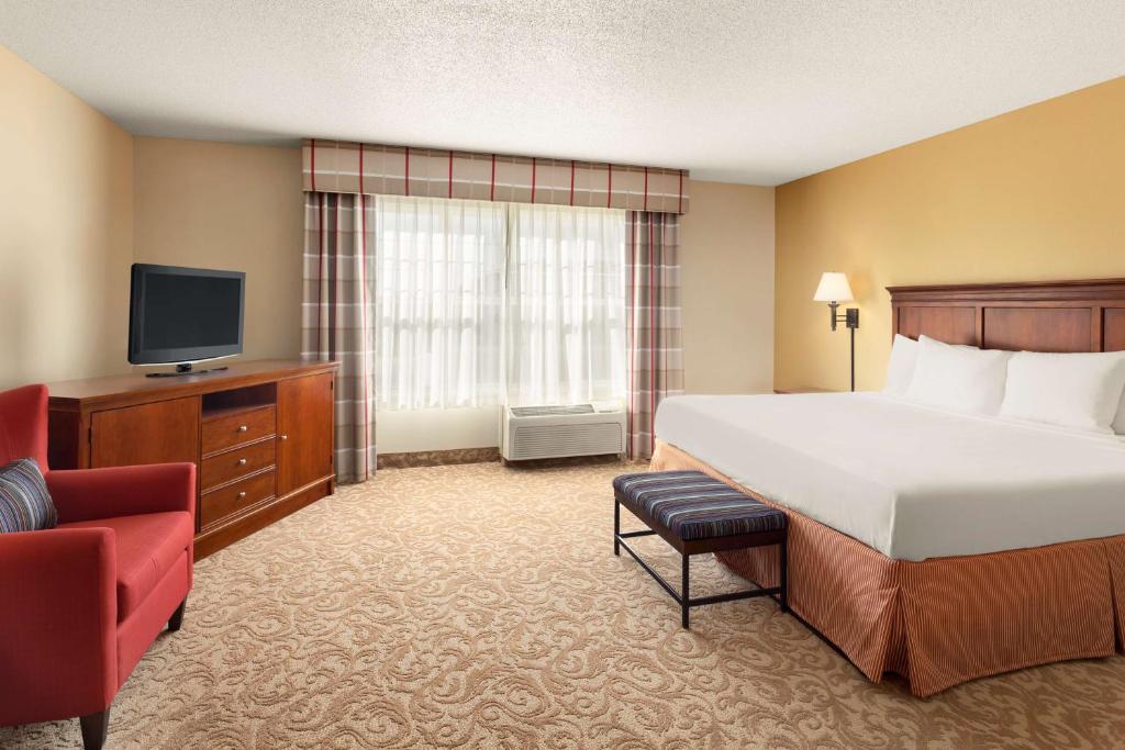 Country Inn & Suites by Radisson Fort Dodge IA - image 3