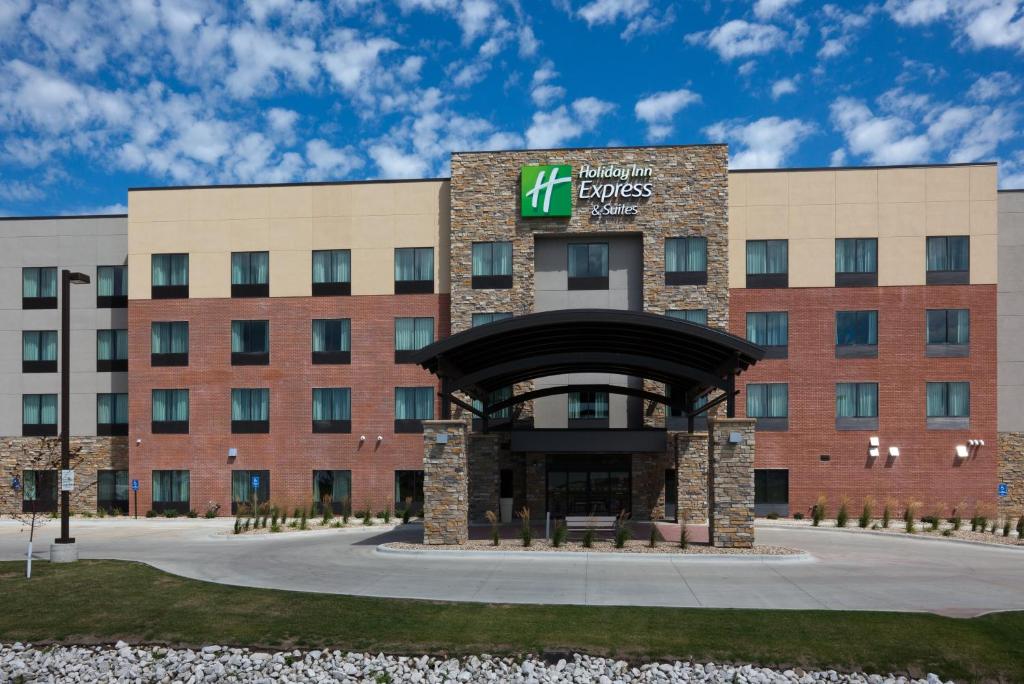 Holiday Inn Express & Suites Fort Dodge an IHG Hotel - main image