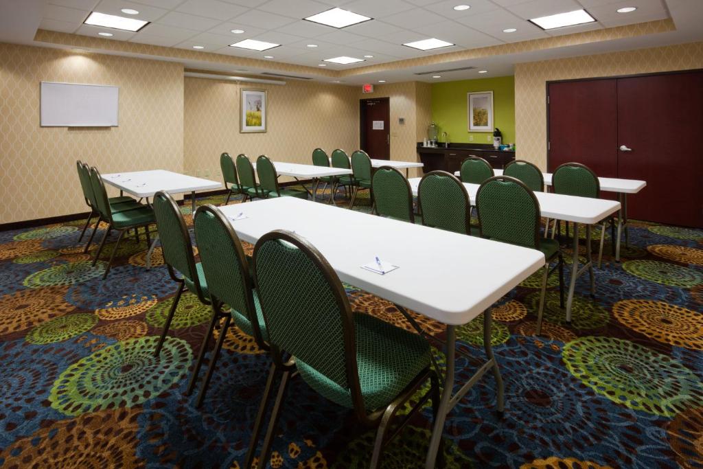 Holiday Inn Express & Suites Fort Dodge an IHG Hotel - image 2