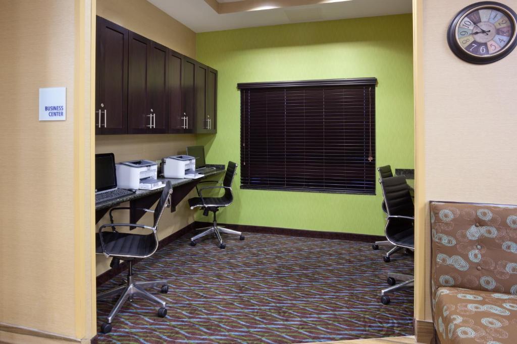 Holiday Inn Express & Suites Fort Dodge an IHG Hotel - image 7