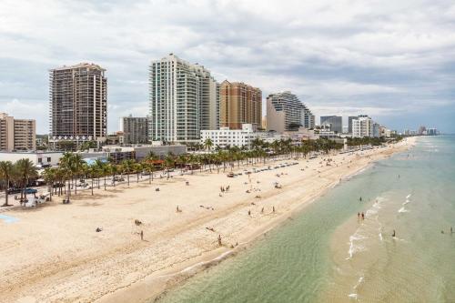 Luxe Waterfront Ft Lauderdale Condo with Beach and Pool - image 2