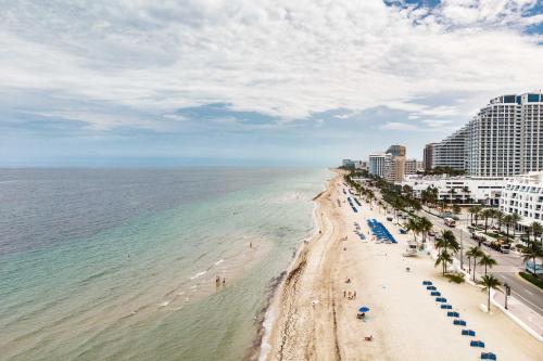 Luxe Waterfront Ft Lauderdale Condo with Beach and Pool - image 4