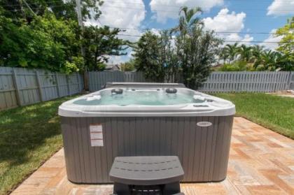 Dania Beach Beauty 3BR with Hot Tub