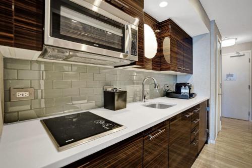 Luxury Condo with Daily c - image 4