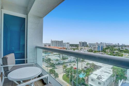 Luxury Condo with Daily c - image 5