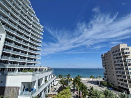 Modern Luxury Beach Hotel Large 2 Bedroom with Views 2208 - image 3