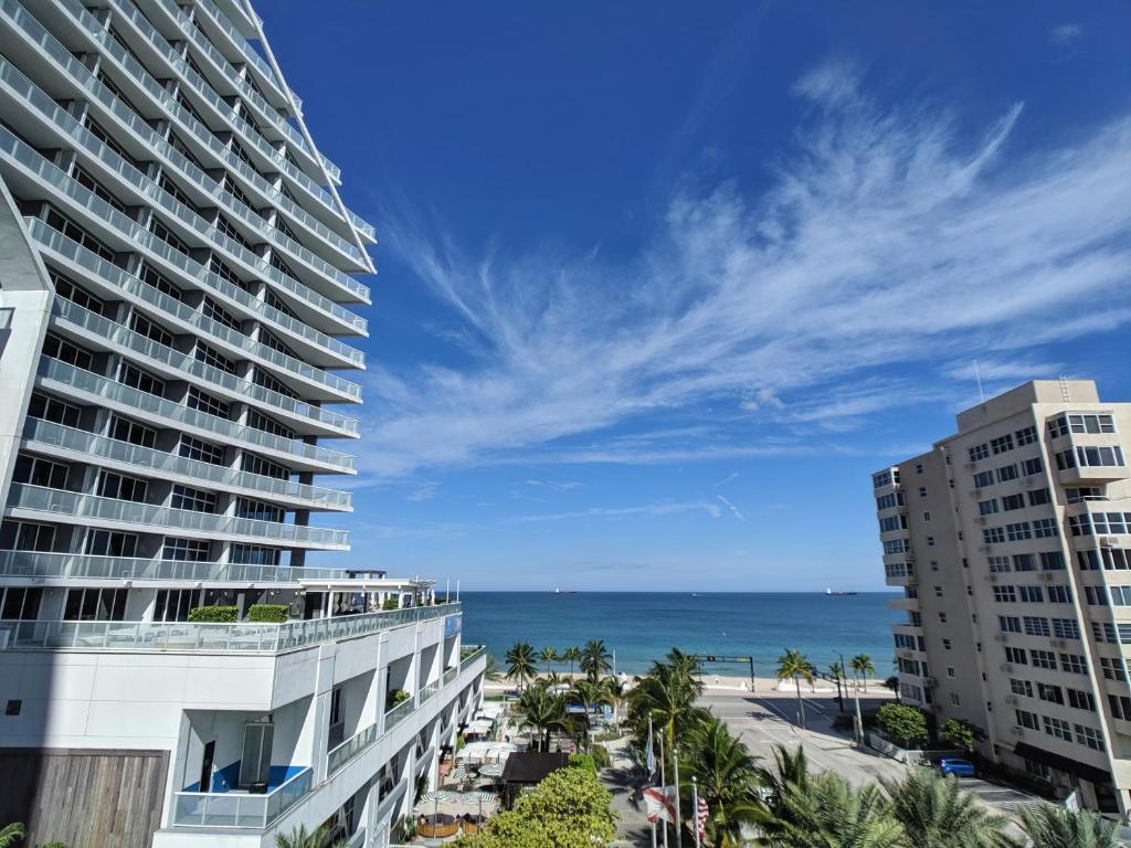 Modern Luxury Beach Hotel Large 2 Bedroom with Views 2208 - image 3